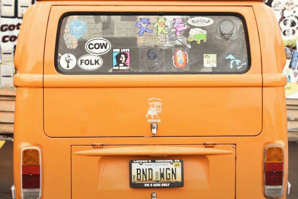 Comment choisir les stickers camionnette adaptés à vos besoins