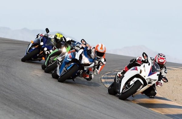 Quelles sont les méthodes pour améliorer l'aérodynamisme d'une Suzuki GSX-R750 en circuit ?